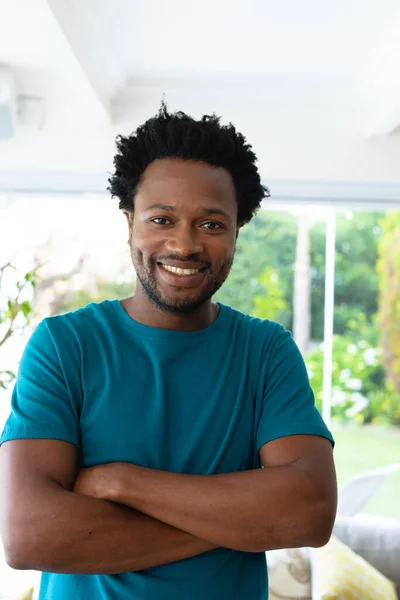 Retrato Hombre Afroamericano Sonriente Pie Con Los Brazos Cruzados Casa —  Fotos de Stock