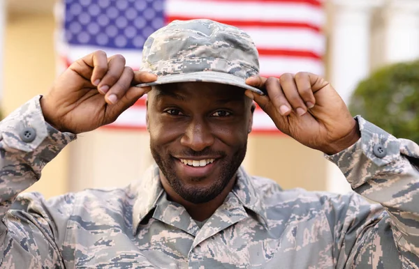 Retrato Soldado Afroamericano Sonriente Vestido Con Gorra Uniforme Contra Bandera — Foto de Stock