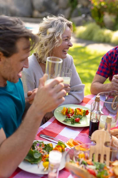 Vrolijke Kaukasische Senior Vrouw Zit Met Familie Samen Tuin Tijdens — Stockfoto