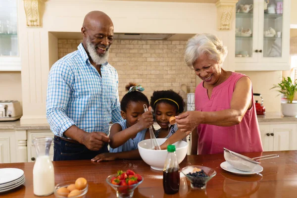 Αφροαμερικανοί Παππούδες Και Δύο Εγγονές Ψήνονται Μαζί Στην Κουζίνα Στο — Φωτογραφία Αρχείου