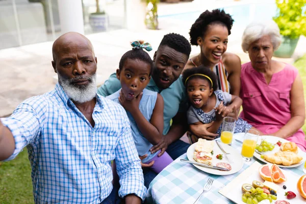Ritratto Tre Generazioni Afroamericani Che Fanno Selfie Seduti Tavolo Pranzo — Foto Stock