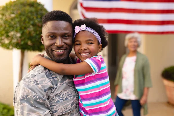 Ritratto Felice Figlia Afroamericana Che Abbraccia Soldato Dell Esercito Cambio — Foto Stock