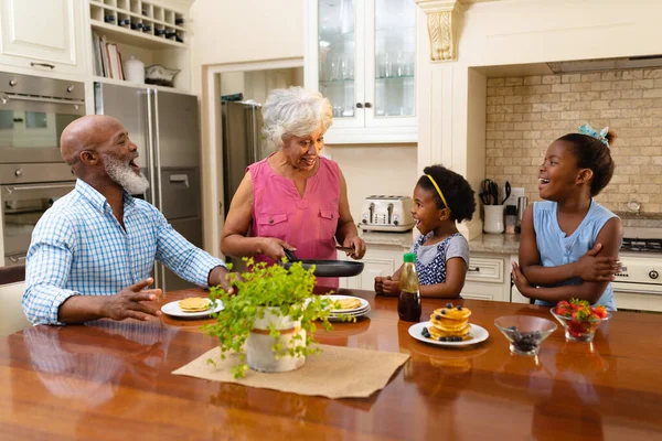 Nonna Afroamericana Che Serve Colazione Sue Due Nipoti Cucina Casa — Foto Stock