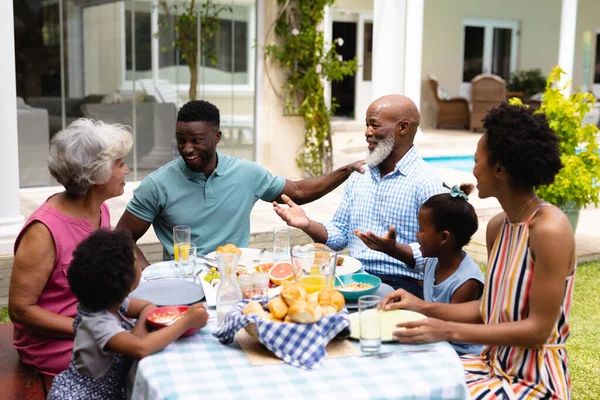 Felice Famiglia Afro Americana Tre Generazioni Che Gode Brunch Giardino — Foto Stock