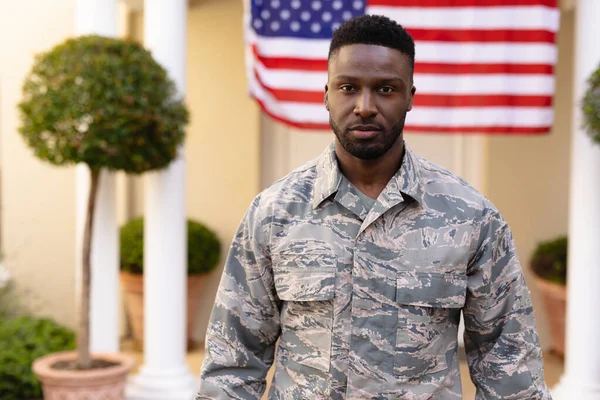 Portrét Sebevědomého Afrického Amerického Vojáka Maskovací Uniformě Proti Vlajce Usa — Stock fotografie
