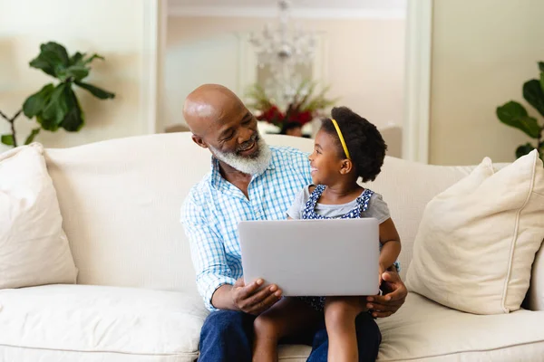 Afrikansk Amerikansk Farfar Och Barnbarn Använder Laptop Tillsammans Sitter Soffan — Stockfoto