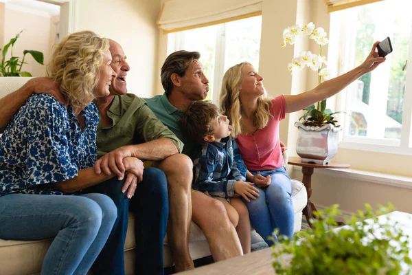 Beyaz Bir Aile Evdeki Kanepede Otururken Selfie Çekiyor Aile Sevgi — Stok fotoğraf