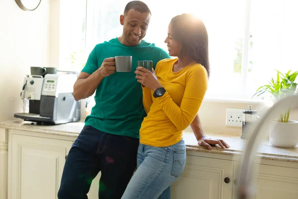 Усміхнена Молода Афроамериканська Жінка Чоловік Смажать Чашки Кави Нахилившись Кухонному — стокове фото