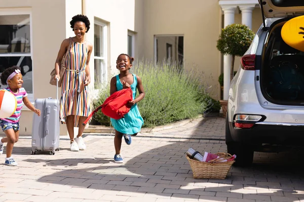 Afro Amerikaanse Moeder Haar Dochters Lopen Naar Hun Auto Buiten — Stockfoto