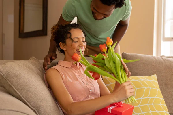 Homem Afro Americano Dando Flores Tulipa Presente Para Namorada Birracial — Fotografia de Stock