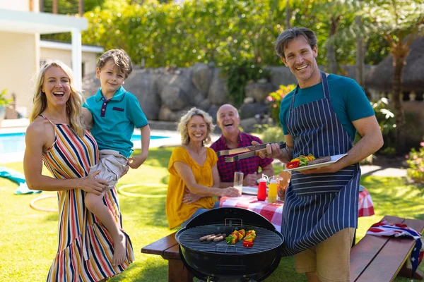 一个快乐的高加索家庭在花园里烧烤的画像 聚会和周末生活方式概念 — 图库照片