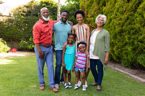 Retrato Familia Afroamericana Tres Generaciones Sonriendo Mientras Estaba Pie Jardín —  Fotos de Stock