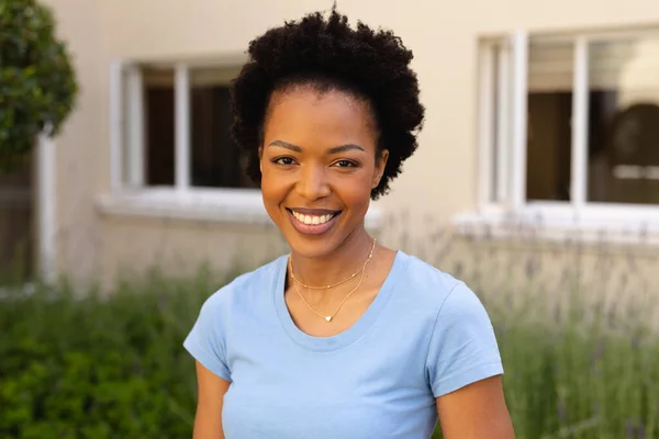 Retrato Close Uma Jovem Afro Americana Sorridente Sorrir Enquanto Estava — Fotografia de Stock