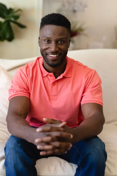 Portrait Homme Afro Américain Souriant Assis Sur Canapé Maison Concept — Photo