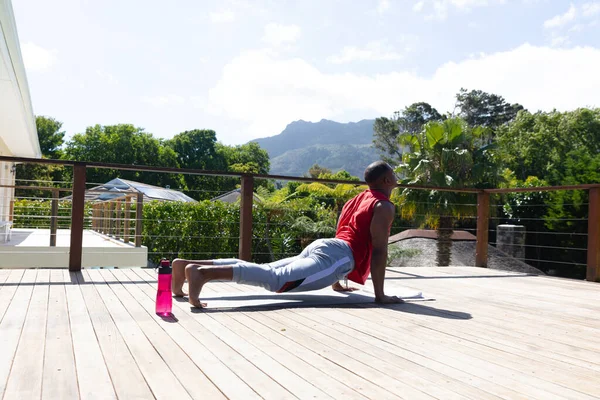 Güneşli Bir Günde Terasta Yoga Yapan Afrikalı Amerikalı Bir Adam — Stok fotoğraf