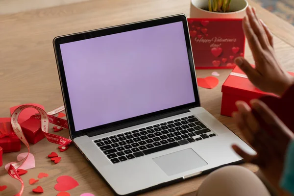 在瓦伦丁的视频上挥手的非裔美国女人通过笔记本电脑通过礼物显示复制空间 生活方式和惊喜 — 图库照片
