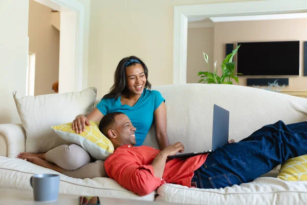 Gelukkig Afrikaans Amerikaans Stel Dat Thuis Laptop Kijkt Bank Mensen — Stockfoto