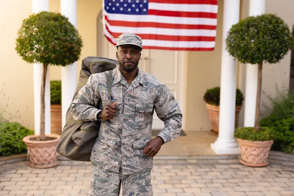 Portré Magabiztos Afro Amerikai Katonáról Táskával Bejárat Előtt Család Kötődés — Stock Fotó