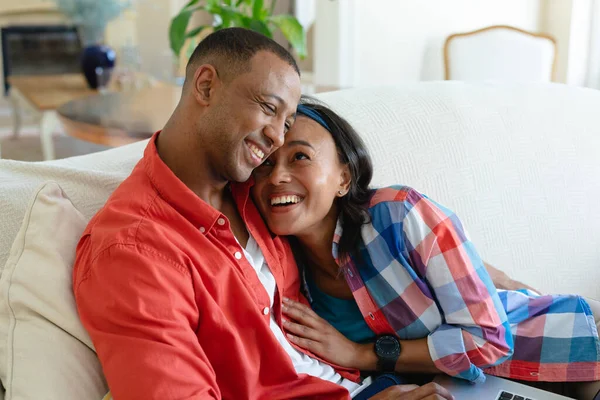 Feliz Casal Jovem Afro Americano Deitado Com Laptop Sofá Casa — Fotografia de Stock