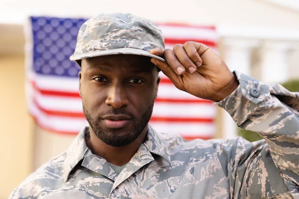 Retrato Soldado Del Ejército Afroamericano Confiado Usando Gorra Uniforme Contra —  Fotos de Stock