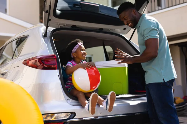 Padre Afroamericano Hablando Con Hija Sentada Parte Trasera Del Auto —  Fotos de Stock