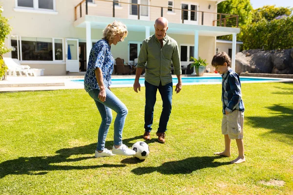 Abuelos Caucásicos Nieto Jugando Fútbol Juntos Jardín Concepto Familia Deporte —  Fotos de Stock