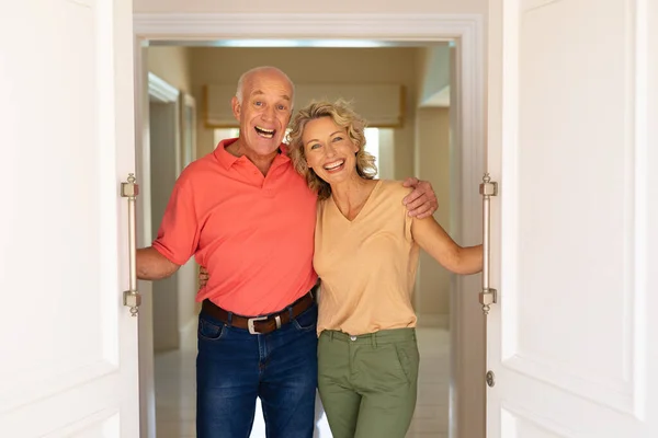 Ritratto Coppia Anziana Caucasica Sorridente Mentre Apre Porta Casa Casa — Foto Stock