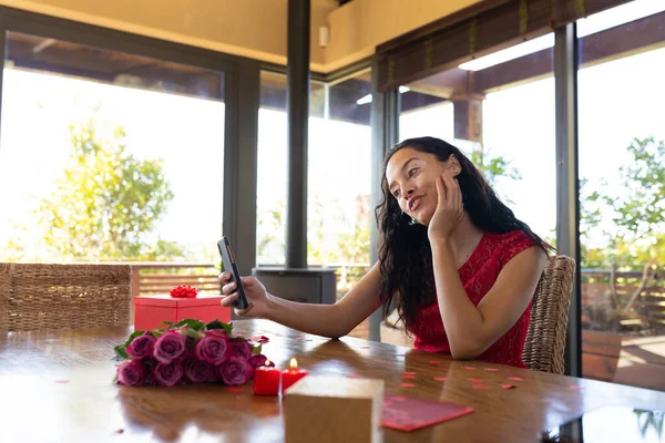 Szczęśliwa Dwurasowa Młoda Kobieta Dzwoni Przez Smartfon Restauracji Niezmieniony Randki — Zdjęcie stockowe