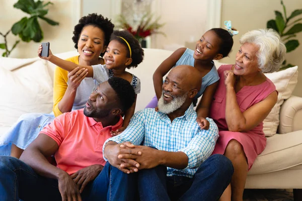 Famiglia Afroamericana Tre Generazioni Che Selfie Seduti Insieme Sul Divano — Foto Stock