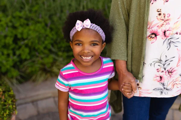 Retrato Una Chica Afroamericana Cogida Mano Sus Nietas Mientras Estaba — Foto de Stock