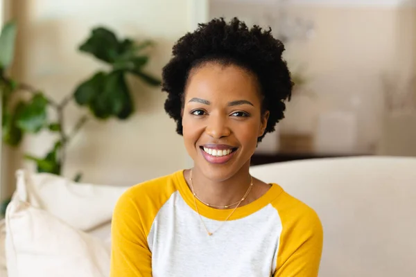 Retrato Una Joven Afroamericana Sonriendo Sentada Sofá Casa Concepto Personas — Foto de Stock