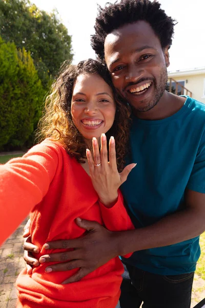 Porträtt Leende Unga Multiracial Par Visar Förlovningsring När Tar Selfie — Stockfoto