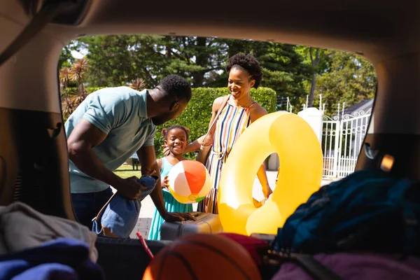 Afroamerikanische Familie Die Das Gesamte Gepäck Den Hinteren Teil Des — Stockfoto