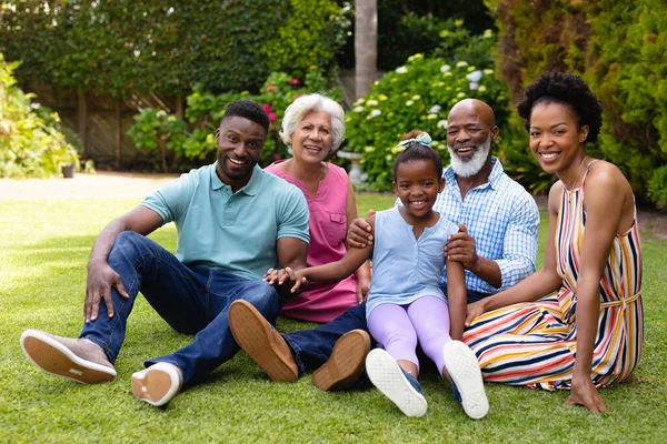 Retrato Alegre Familia Afroamericana Tres Generaciones Sentadas Juntas Hierba Jardín — Foto de Stock