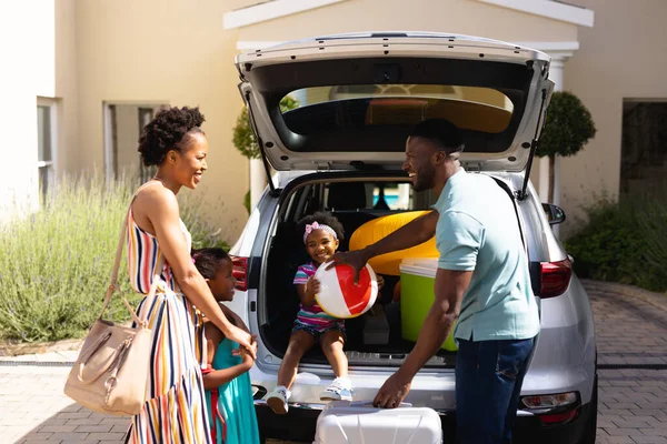 Familia Afroamericana Sonriendo Pie Cerca Coche Aire Libre Viaje Familiar —  Fotos de Stock