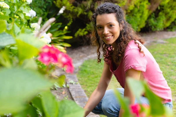 Porträtt Leende Ung Biracial Kvinna Med Lockigt Hår Trädgårdsskötsel Trädgården — Stockfoto