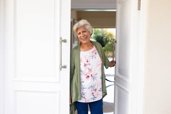 Portrait Une Femme Âgée Afro Américaine Souriante Debout Porte Entrée — Photo