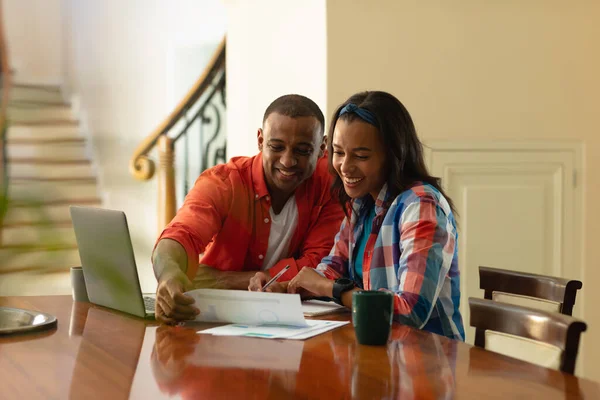 Sorrindo Casal Afro Americano Discutindo Sobre Contas Financeiras Enquanto Sentado — Fotografia de Stock