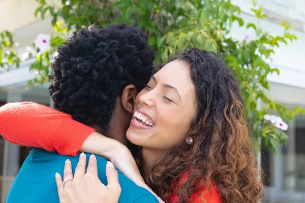 Jovem Mulher Biracial Feliz Abraçando Namorado Jardim Pessoas Amor Conceito — Fotografia de Stock