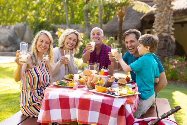 Portret Van Gelukkige Drie Generaties Familie Toasten Drankjes Aan Tafel — Stockfoto