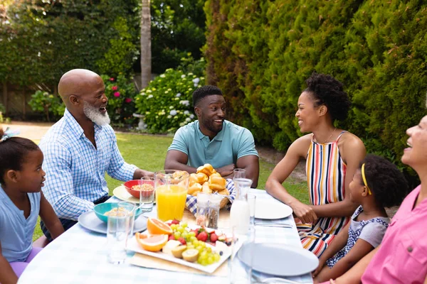 Felice Famiglia Afro Americana Parlando Mentre Seduto Tavolo Pranzo Nel — Foto Stock