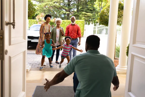 Afro Amerikaanse Meisjes Rennen Naar Hun Vader Voordeur Thuis Familie — Stockfoto