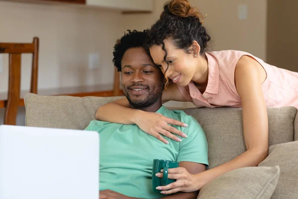 Junge Multiethnische Paar Umarmen Während Laptop Zusammen Wohnzimmer Hause Menschen — Stockfoto