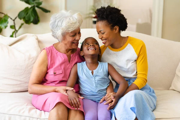 Afro Amerikaanse Oma Moeder Kleindochter Glimlachend Naar Elkaar Kijkend Thuis — Stockfoto