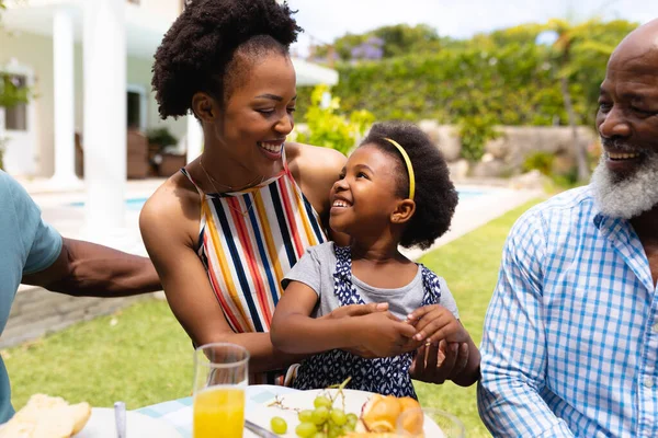 Glimlachende Afrikaanse Amerikaanse Moeder Dochter Die Elkaar Aankeken Tijdens Brunch — Stockfoto