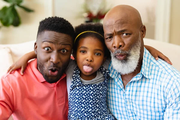 Ritratto Nonno Padre Nipote Afroamericano Che Fanno Facce Stupide Casa — Foto Stock