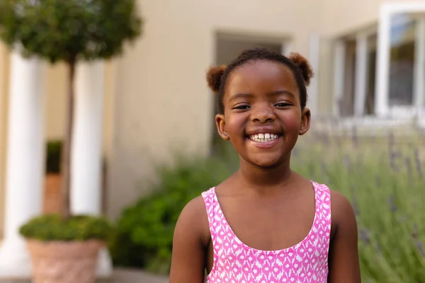 Portret Szczęśliwej Afrykańskiej Dziewczyny Różowej Bluzce Bez Rękawów Dzieciństwo Niewinność — Zdjęcie stockowe