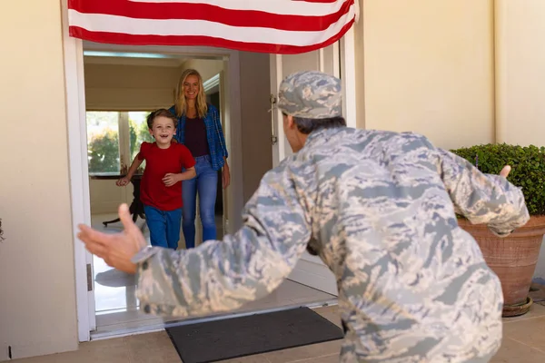 Glücklicher Kaukasischer Junge Der Auf Die Ankunft Des Militärischen Vaters — Stockfoto