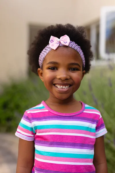 Çizgili Tişört Saç Bandı Takmış Gülümseyen Afro Amerikan Kız Portresi — Stok fotoğraf