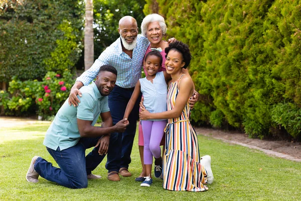 Portret Van Vrolijke Drie Generaties Afrikaanse Familie Achtertuin Familie Saamhorigheid — Stockfoto